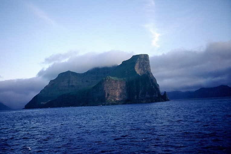 0015KM 3970 04SEP02 Faeroeer Kalsoy.jpg